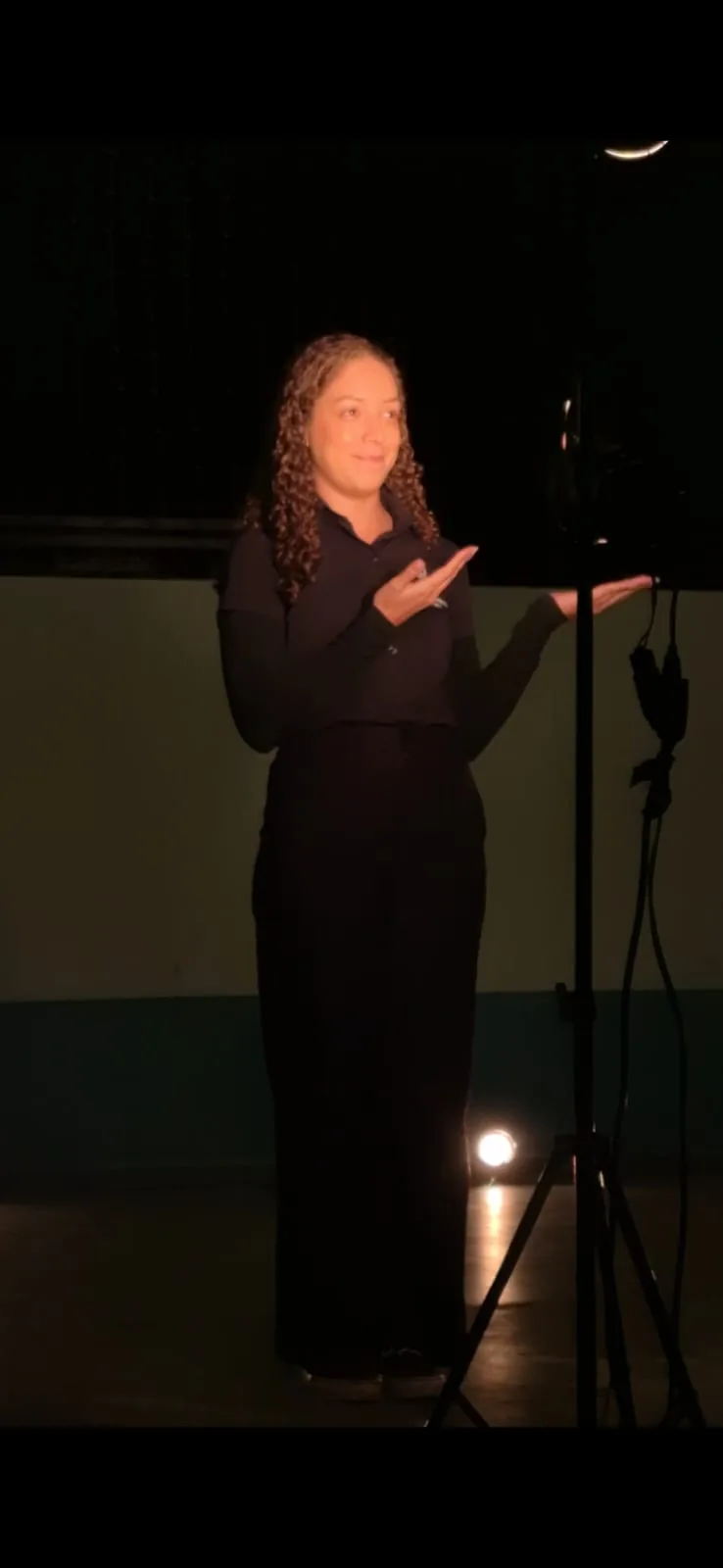 Nathalia Ferreira Homem durante interpretação em Libras