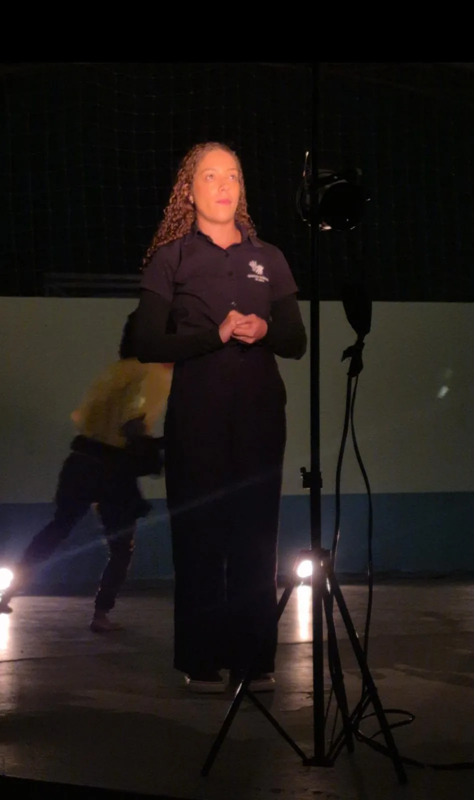 Nathalia Ferreira Homem atuando como intérprete de Libras